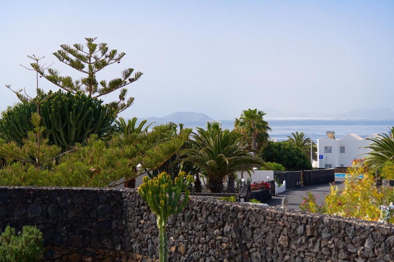 Vista Lobos Entre Volcanes Y Oceano Playa Blanca  Exterior photo