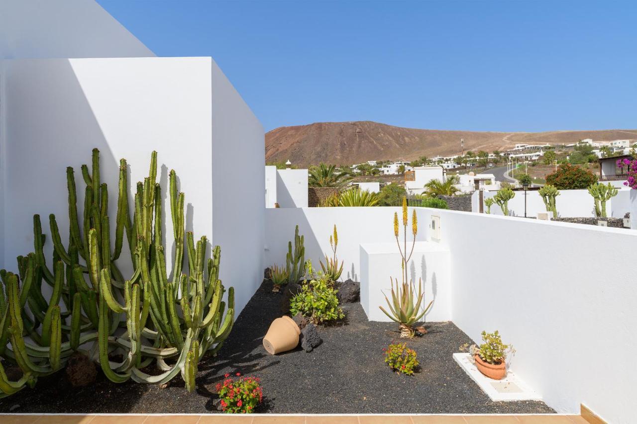 Vista Lobos Entre Volcanes Y Oceano Playa Blanca  Exterior photo